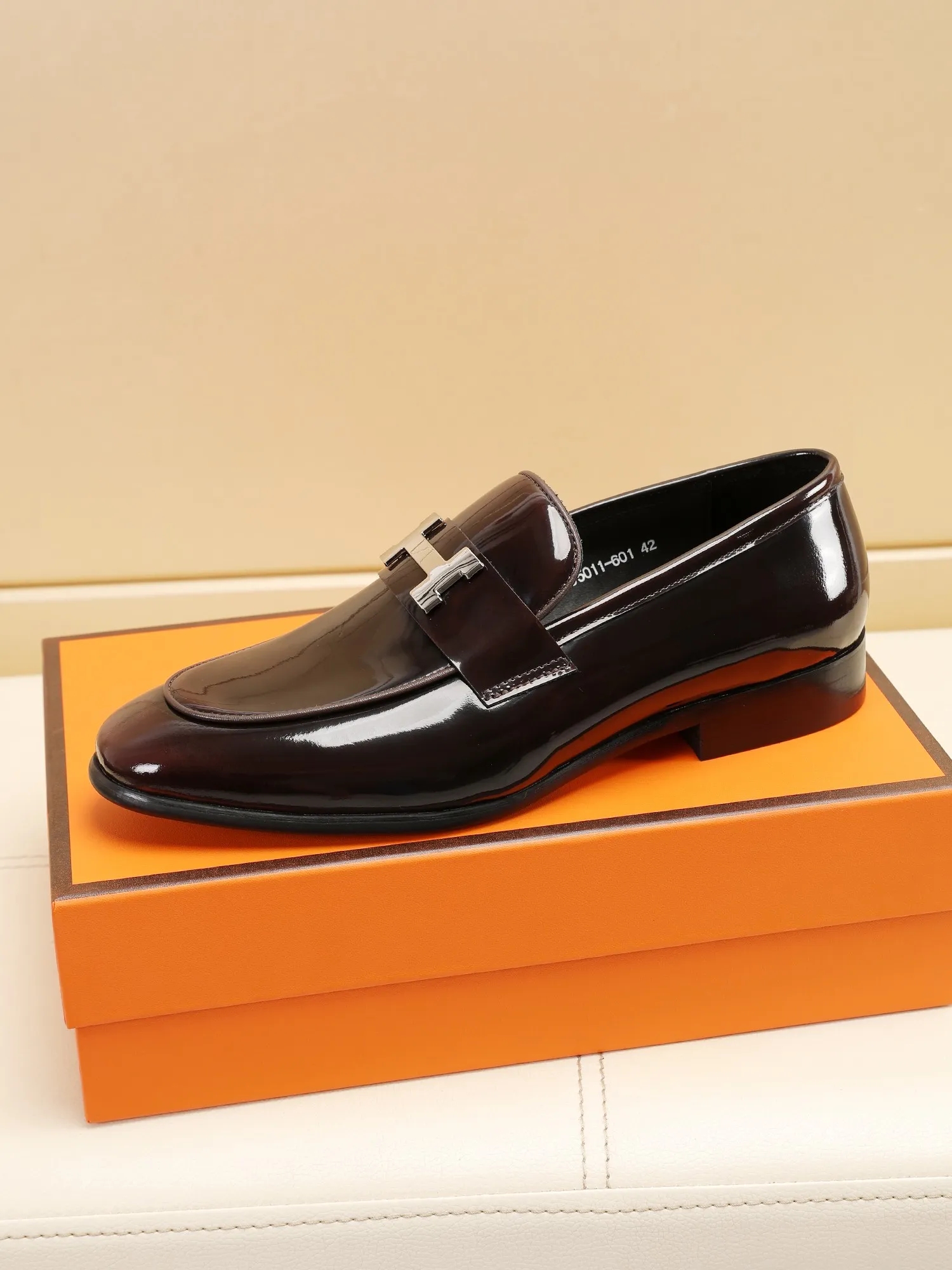 Factory price 460💶[HERMES] (cowhide lining)🍀Italian top luxury🍀He does not pursue novel styles and gorgeous colors, but attracts the favor of successful men with his flawless, elegant and classic style! This very, very comfortable, simple and stable style makes it easy to match any style! The pattern is absolutely 1:1 refined from the original case, and we strive for excellence in materials, imported cowhide + cowhide lining💪💪💪extraordinary texture👍! .Code number: 39 to 44 (38.4546 customized)